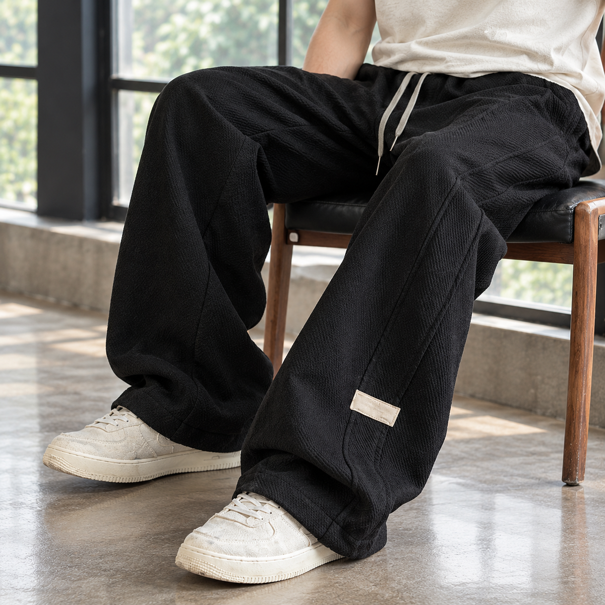 Detailansicht des elastischen Kordelzugbunds an der weiten Damenhose