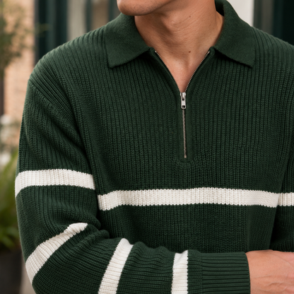 Detailansicht des Polokragens und halben Reißverschlusses am Rippstrickpullover
