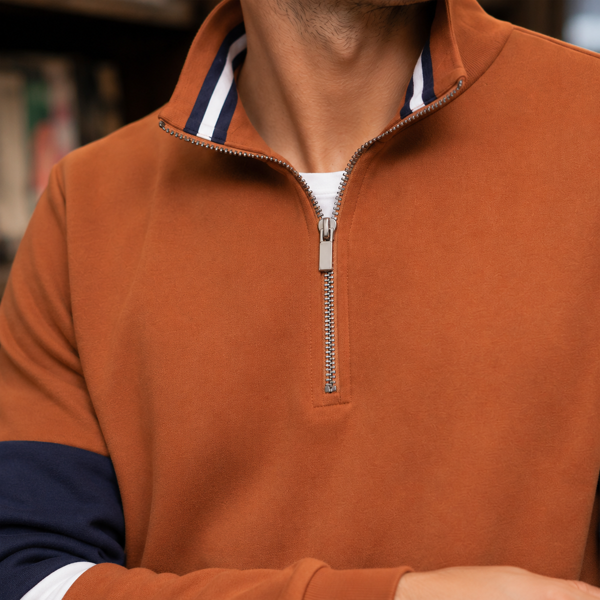 Detailansicht des Viertelreißverschlusses am Baumwollmix-Pullover