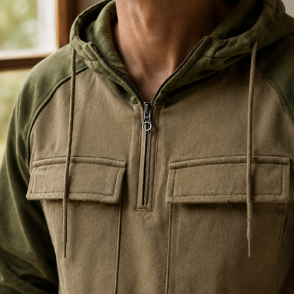 Vorderansicht eines grauen Utility-Hoodies mit geräumiger Kängurutasche