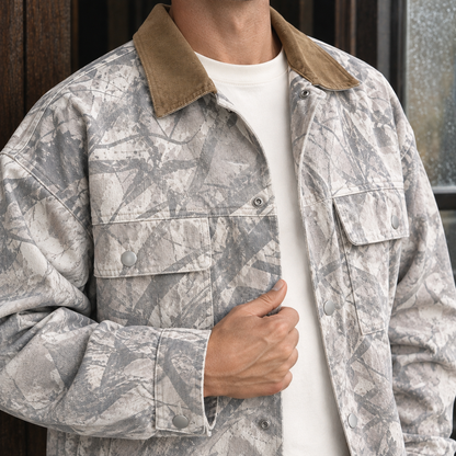 Detailansicht der Camouflage-Jeansjacke mit praktischen Druckknöpfen