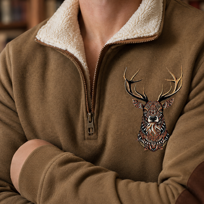 Vorderansicht des Strickpullovers mit markantem Hirschmotiv