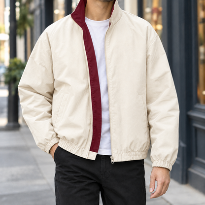 Nahaufnahme des Stehkragens und Reißverschlusses der Kontrastjacke
