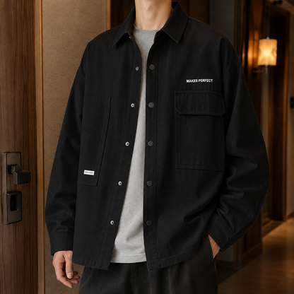 Detailansicht der asymmetrischen Taschen an der Utility-Jacke