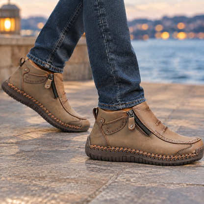 Nahaufnahme der strukturierten Lederoptik an den Stiefeletten
