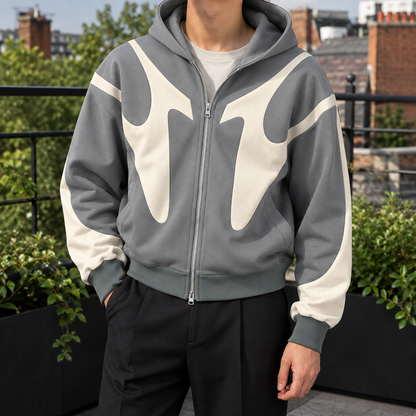 Nahaufnahme des Kontrastdesigns am Kapuzenpullover für Herren