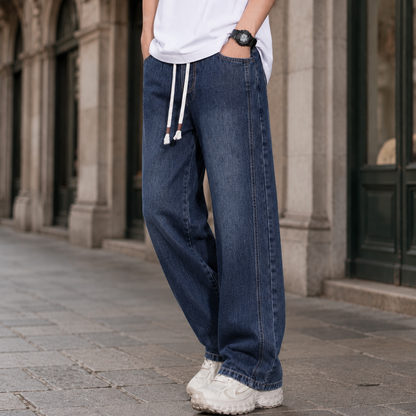 Detailansicht des weiten Beins und der hochwertigen Verarbeitung der Jeans