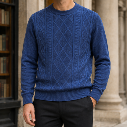 Nahaufnahme des Rautenmusters auf dem strukturierten Pullover