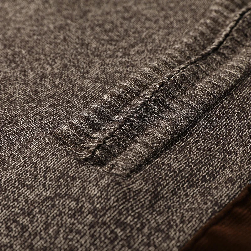 Detailansicht der feinen Strickstruktur am Cardigan