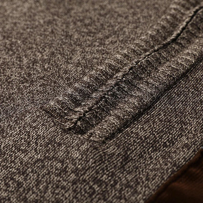 Detailansicht der feinen Strickstruktur am Cardigan