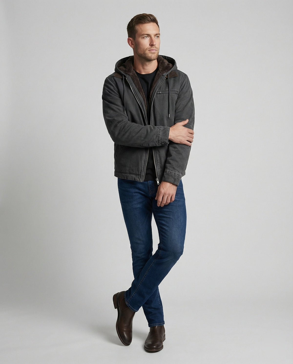 Leichte Jacke für Herren in einer stilvollen Outdoor-Ansicht