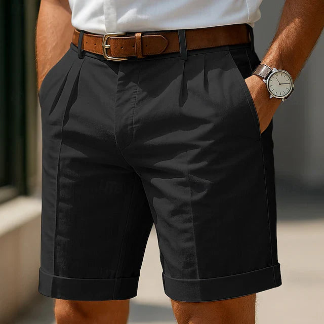 Damen Sommer-Shorts mit Falten vorne als kompletter Look getragen