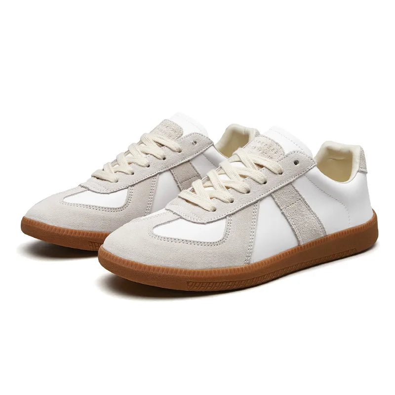 Seitenansicht des zweifarbigen Low-Top-Sneakers für Herren