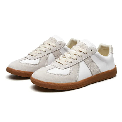 Seitenansicht des zweifarbigen Low-Top-Sneakers für Herren