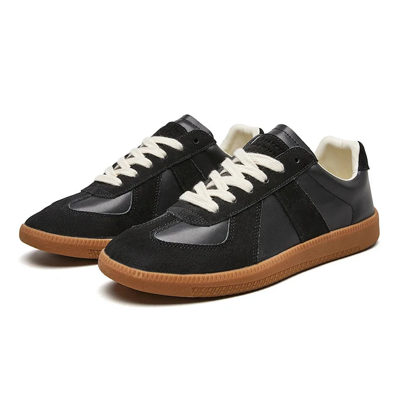 Klassischer zweifarbiger Sneaker für Herren in der Detailansicht