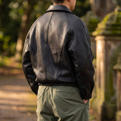 Herren-Lederjacke mit Kragen in einer stilvollen Produktansicht