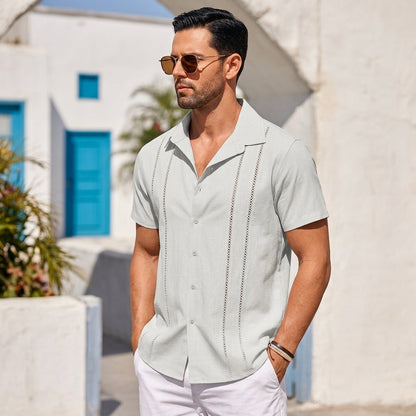 Detail der Vorderseite mit Guayabera-typischen Nähten am Herrenhemd