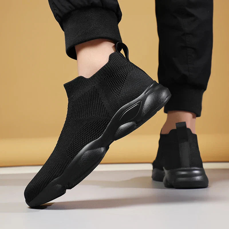 Draufsicht auf schwarze Herren Sneakers mit Strickobermaterial
