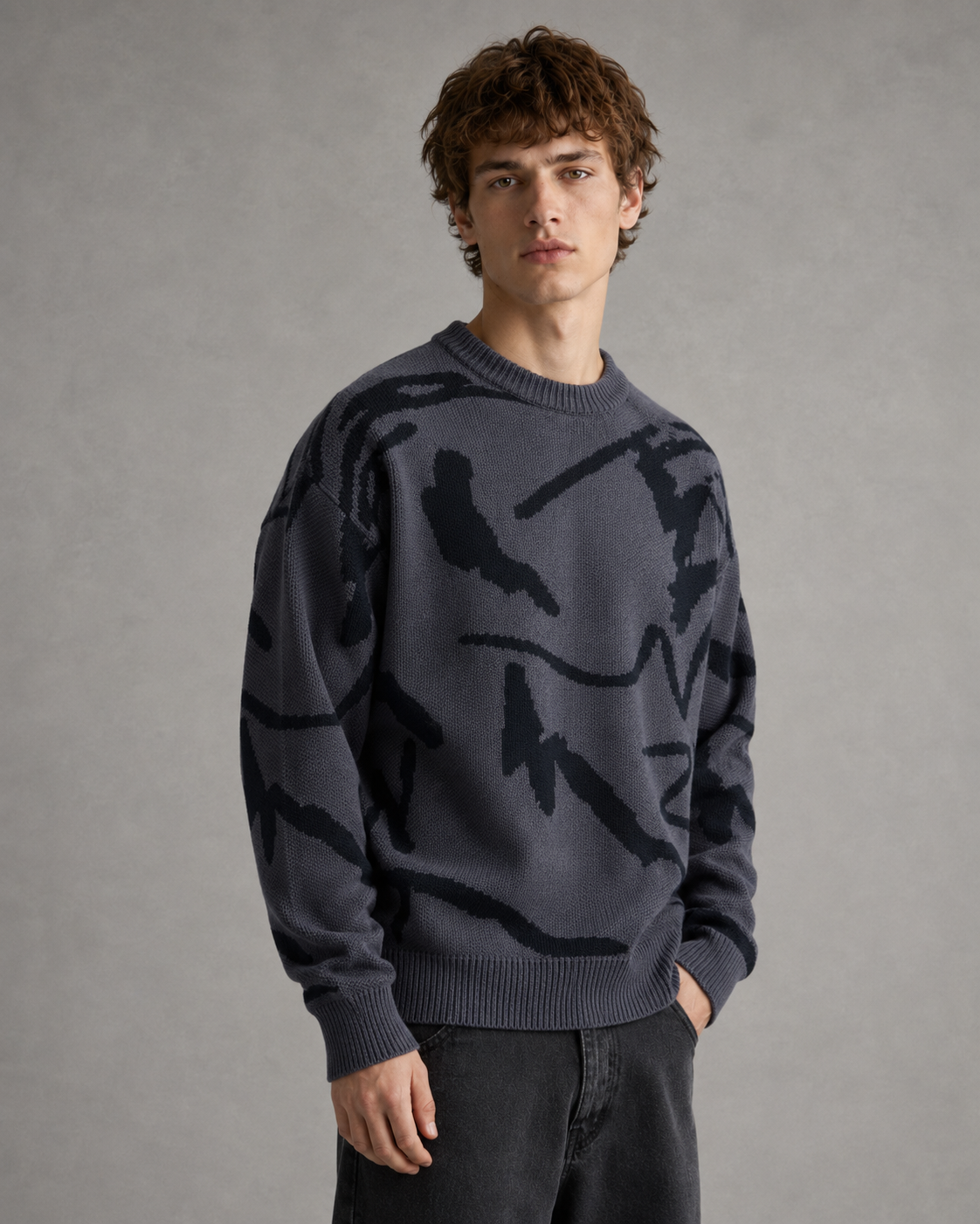 Detailansicht des weichen Strickmaterials am Herrenpullover