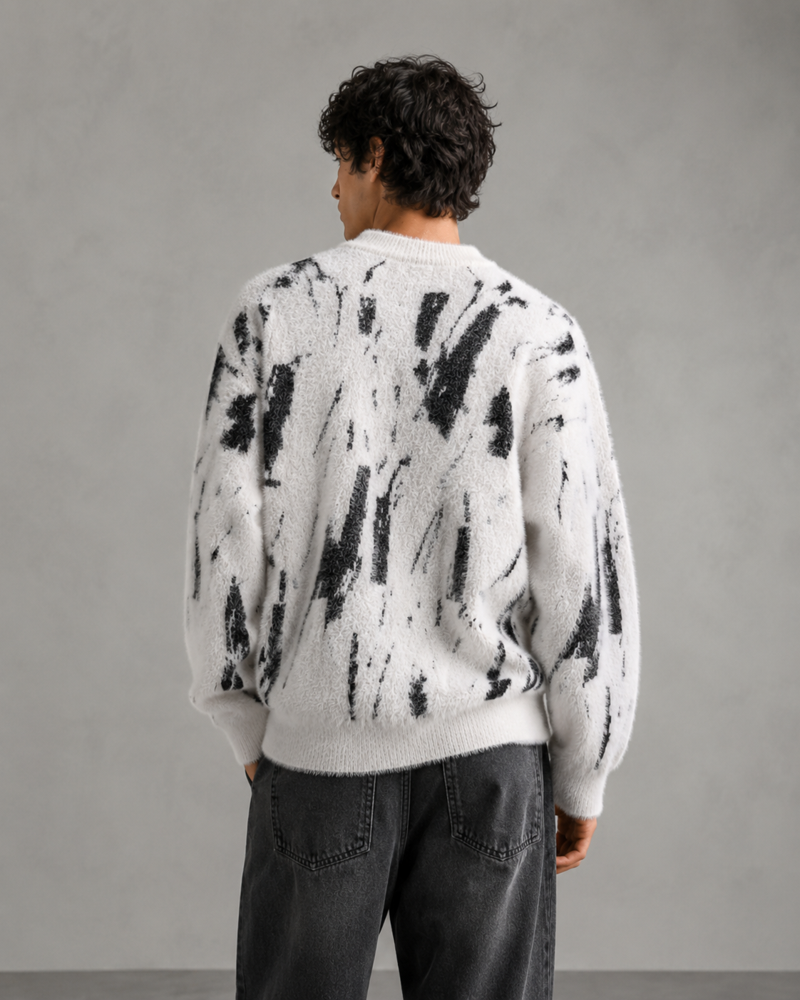 Detailaufnahme der flauschigen Strickstruktur des Herrenpullover