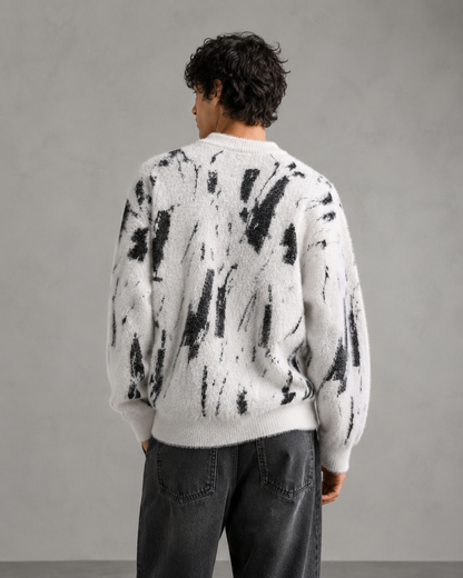 Detailaufnahme der flauschigen Strickstruktur des Herrenpullover