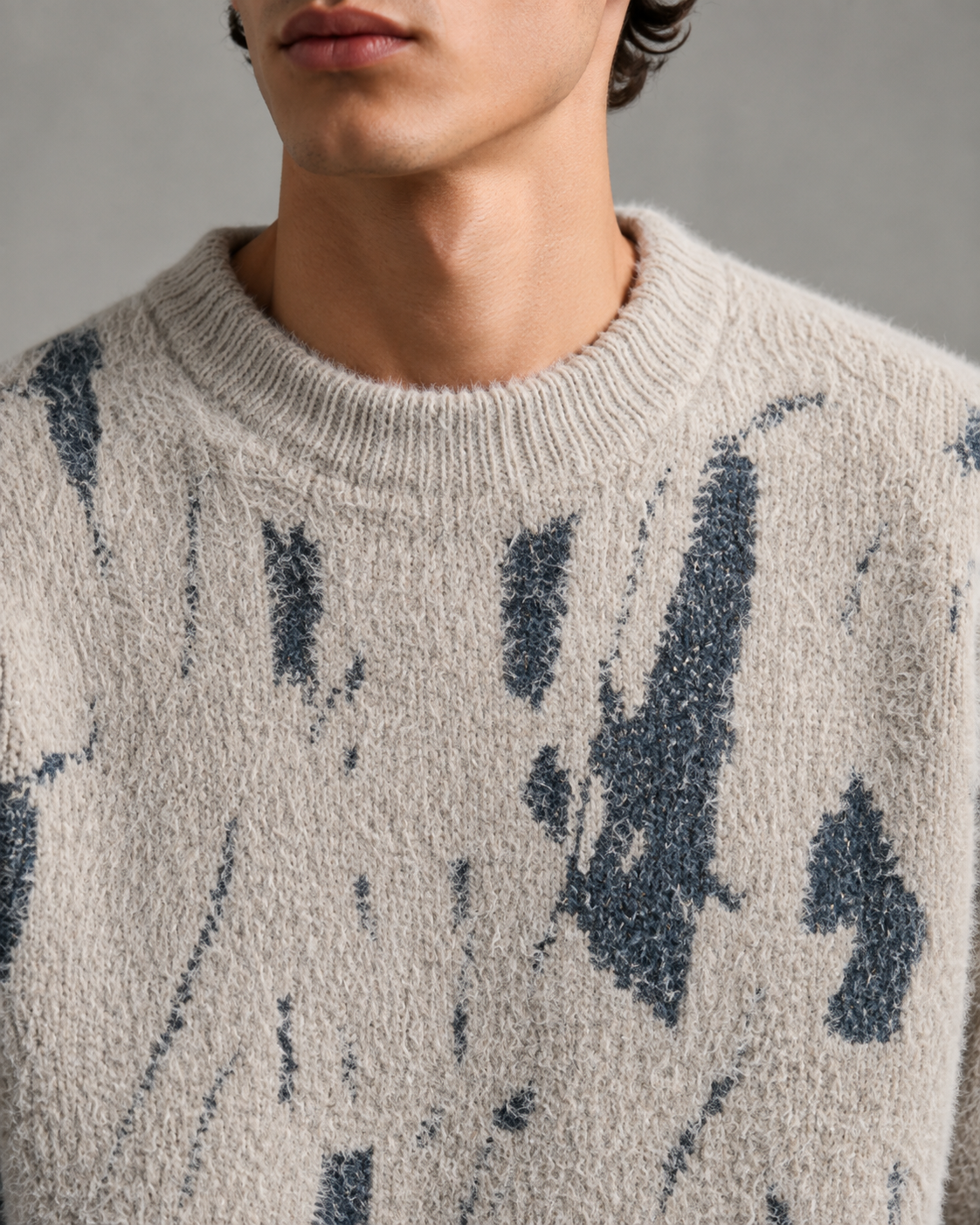 Seitenansicht des lässig geschnittenen Strickpullovers