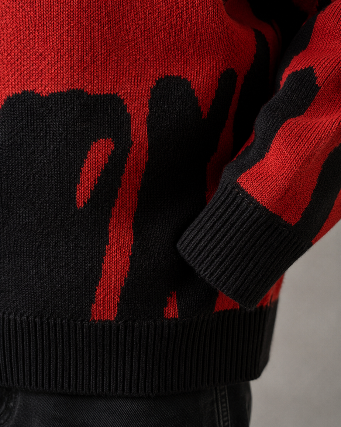 Abstraktes Muster auf einem modernen Herrenpullover