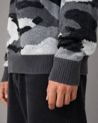 Detailansicht des Rundhalsausschnitts am Herren-Strickpullover