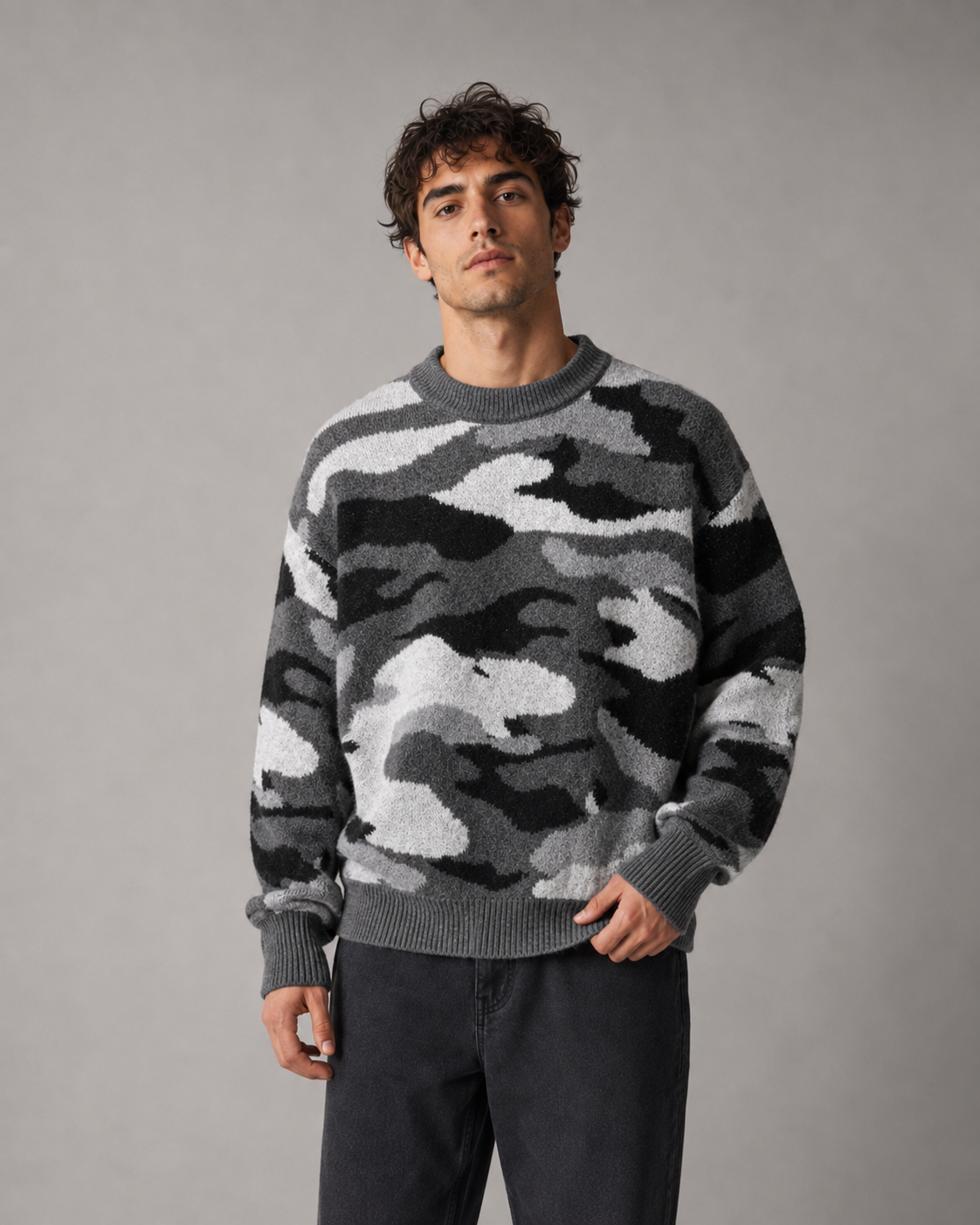 Herren-Camouflagepullover als vielseitiges Freizeitoutfit