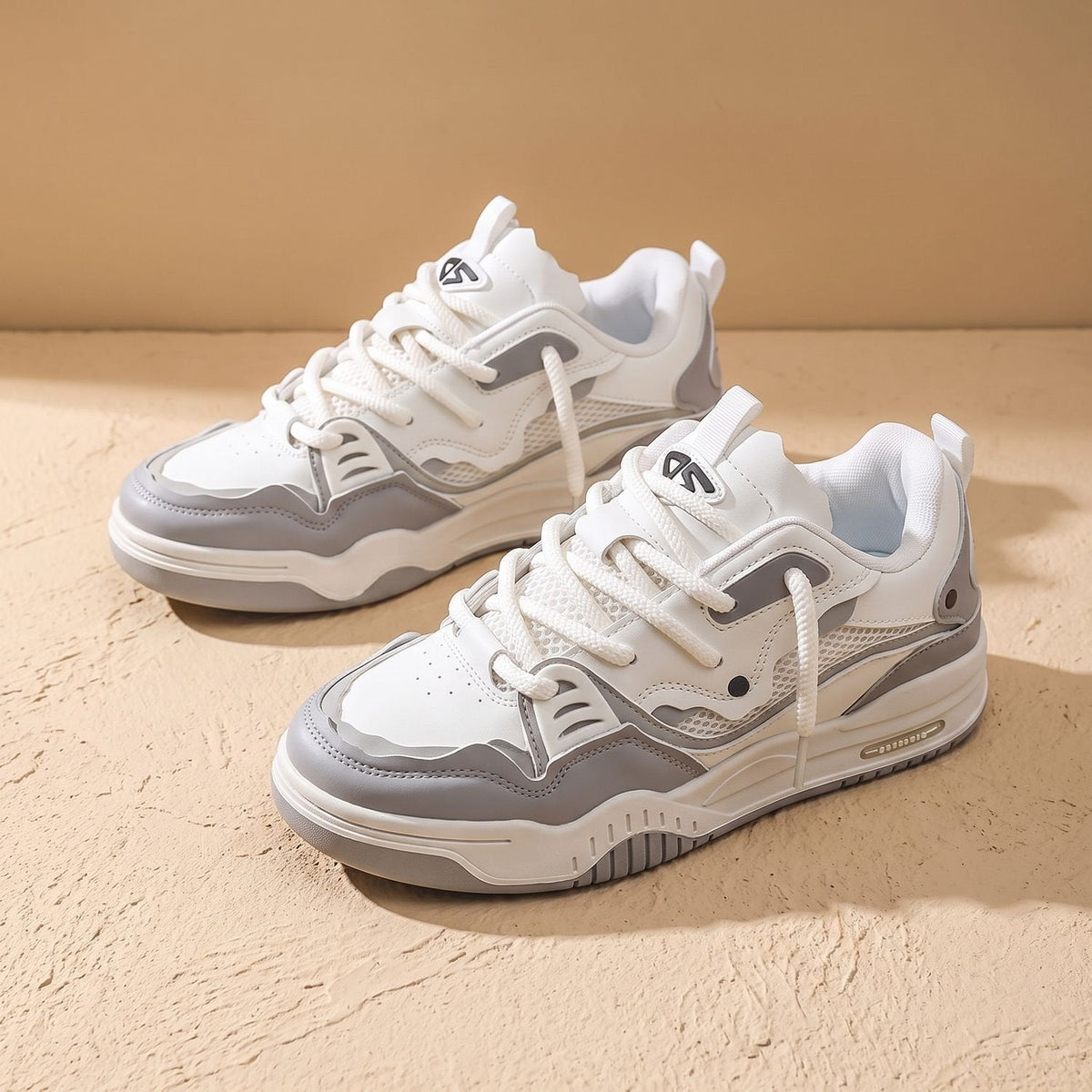 Paar Herren-Sneaker in Weiß und Grau für den Alltag