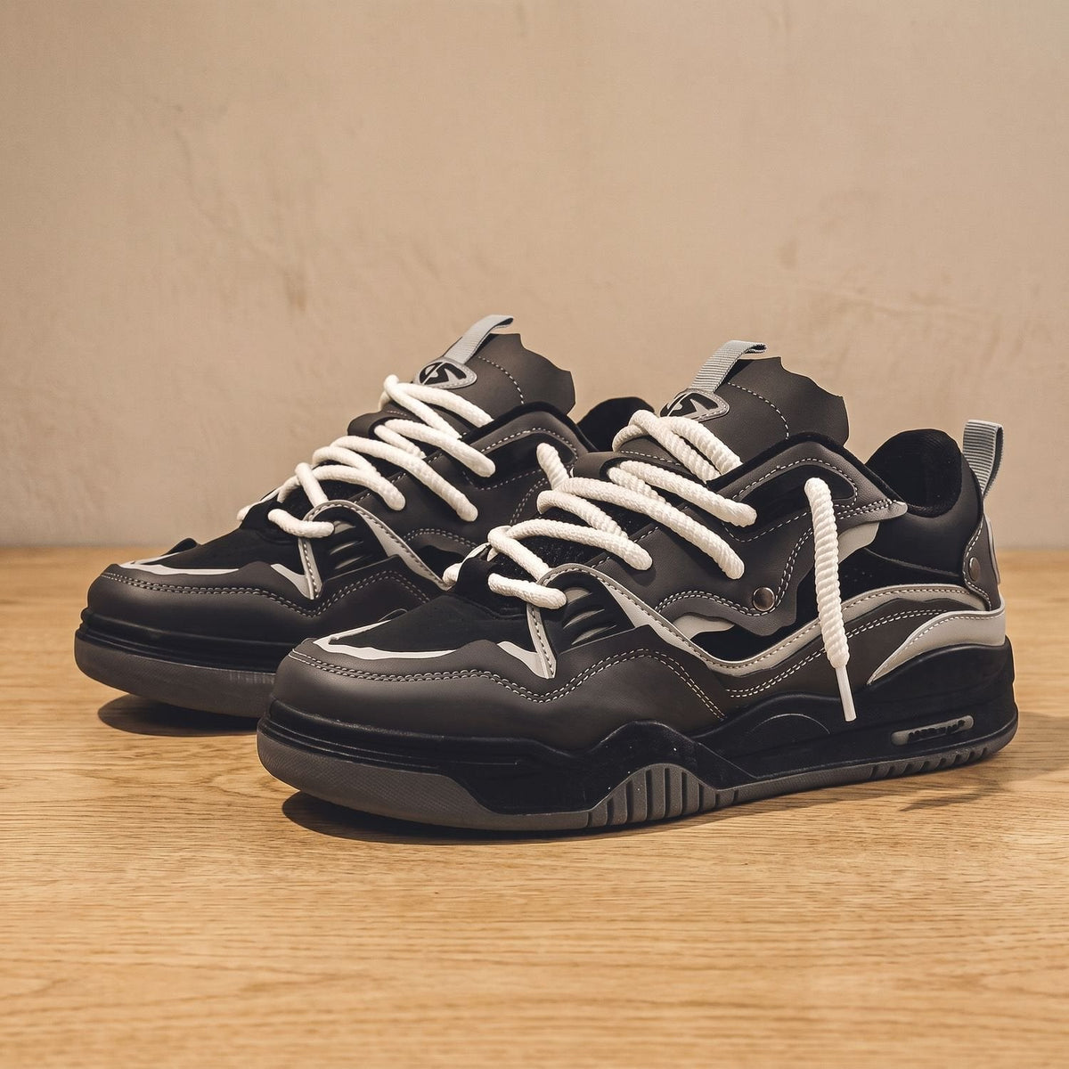 Weiß-grauer Herren-Sneaker mit klobiger Sohle und Schnürung