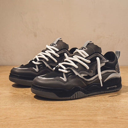 Weiß-grauer Herren-Sneaker mit klobiger Sohle und Schnürung
