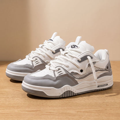 Weiß-grauer Low-Top-Sneaker mit klassischer Schnürung