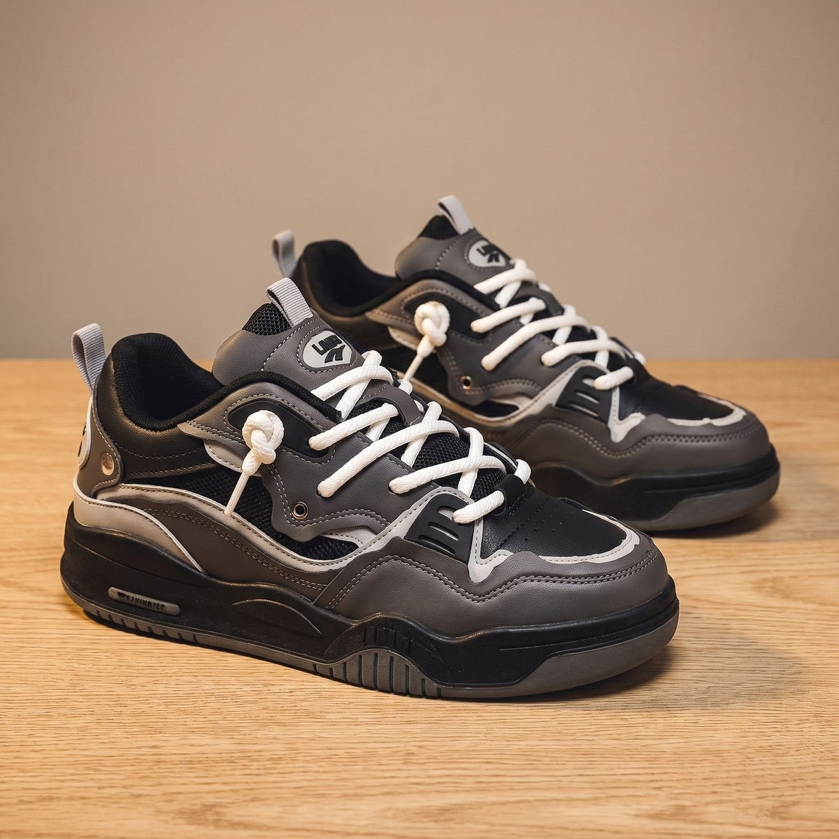 Chunky Herren-Sneaker in Weiß und Grau von der Außenseite