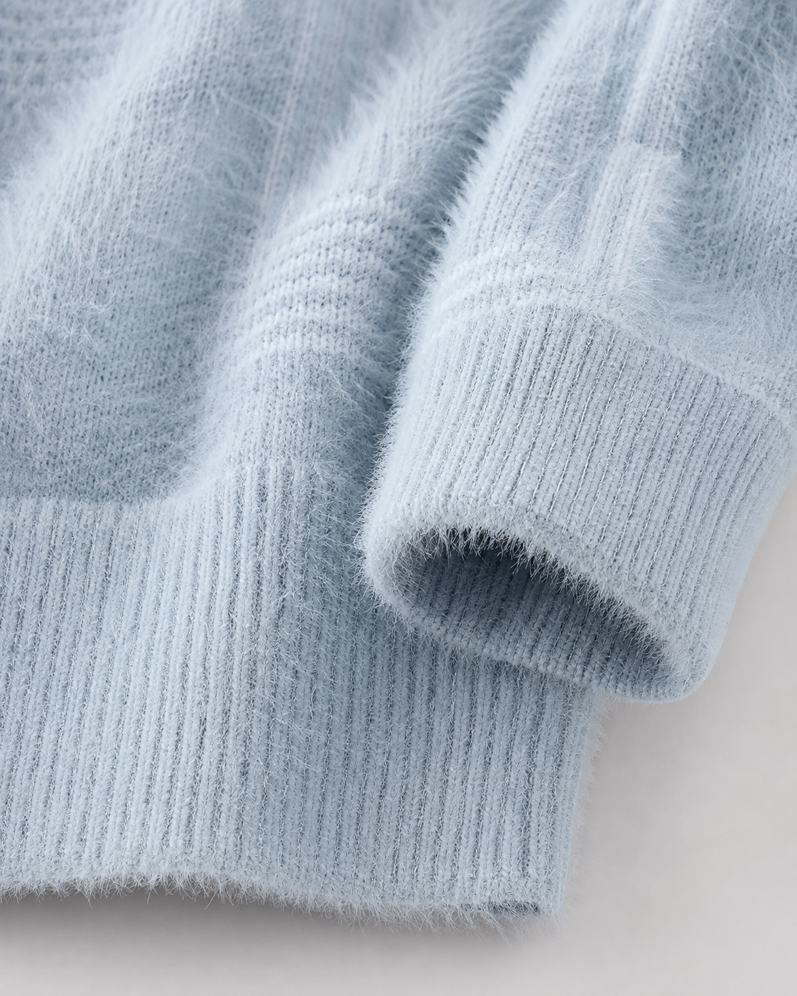 Detailansicht des flauschigen Stricks am Herrenpullover