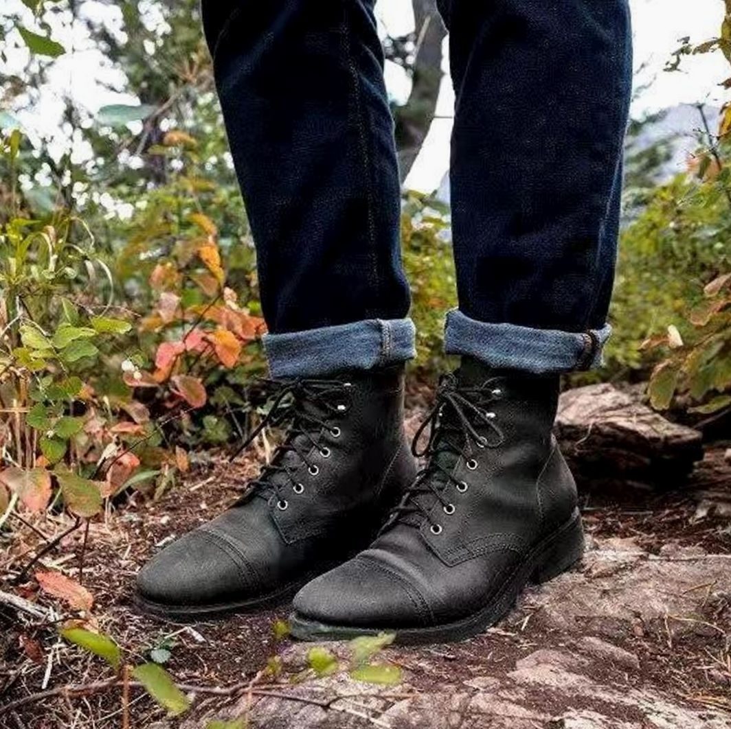 Seitenansicht isolierter Herren-Schnürstiefel für kalte Tage