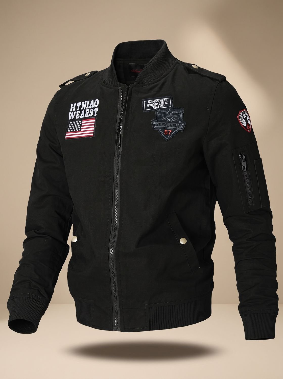 Seitliche Ansicht einer Herren-Bomberjacke mit Reißverschluss