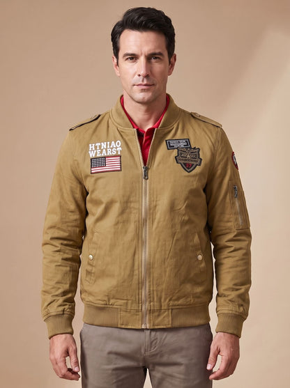 Herren-Bomberjacke mit Reißverschluss in einer lässigen Outfitansicht