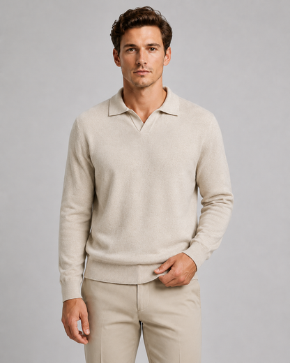 Nahaufnahme des offenen Kragens am Herren-Strickpullover