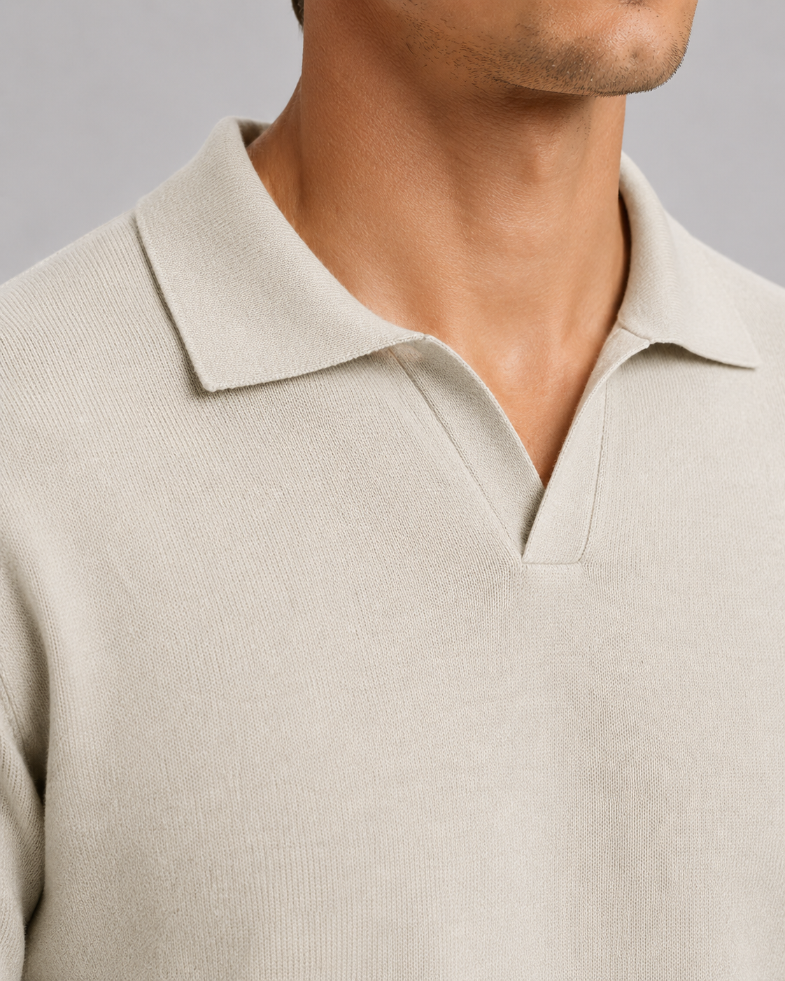 Seitenansicht des Herren-Strickpullovers mit offenem Kragen