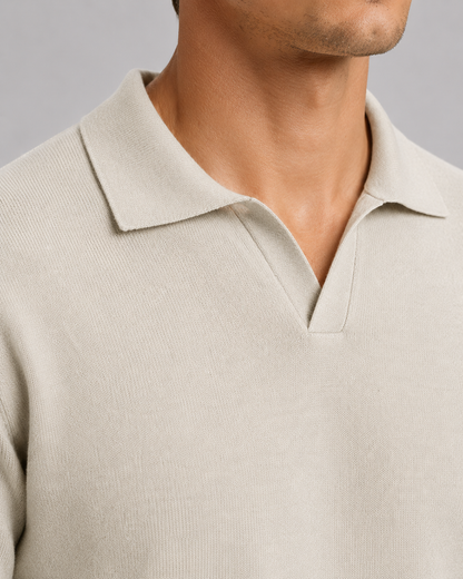 Seitenansicht des Herren-Strickpullovers mit offenem Kragen