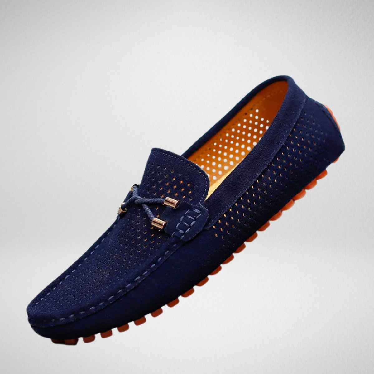 Herren-Loafer aus perforiertem Veloursleder in Seitenansicht