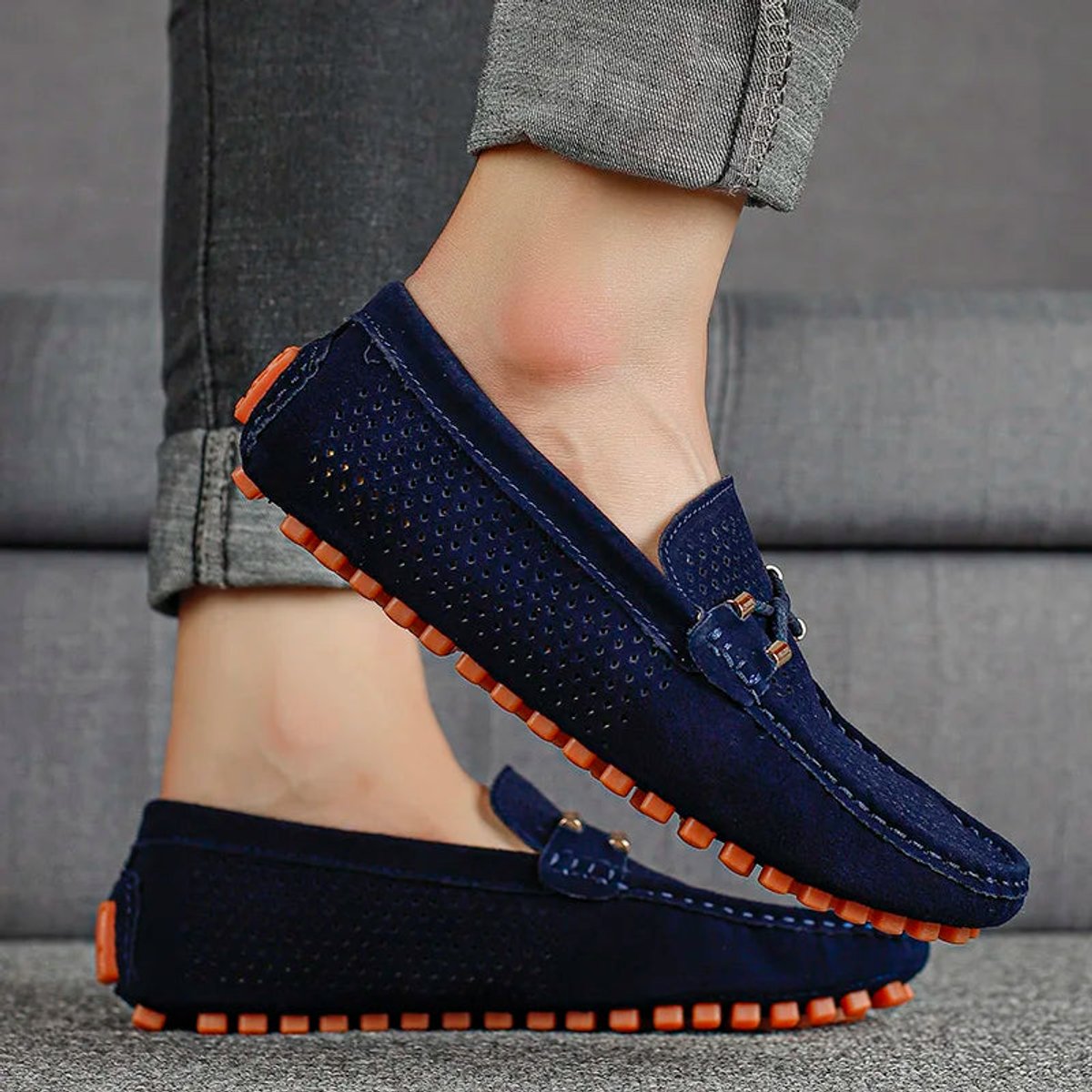 Paar Herren-Loafer aus perforiertem Veloursleder von oben