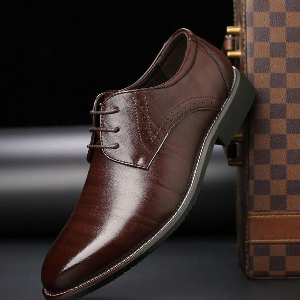 Herren-Brogue-Schnürschuhe aus poliertem Leder in der Seitenansicht