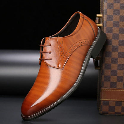 Detailansicht der Brogue-Verzierung und Schnürung am Lederschuh
