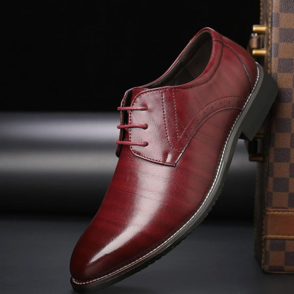 Polierte Lederoberfläche eines eleganten Herren-Brogue-Schuhs