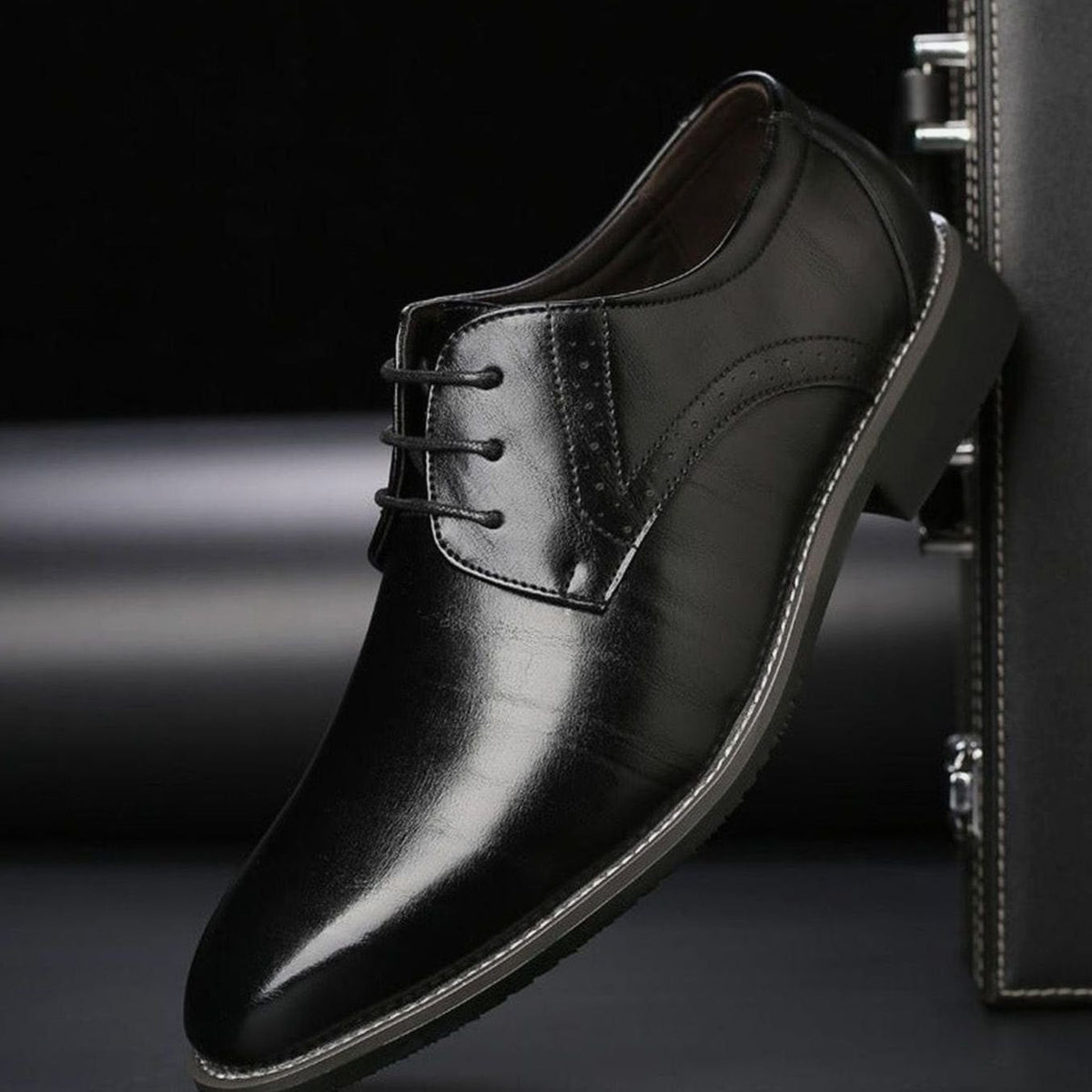 Klassische Herren-Brogue-Schuhe aus Leder in der Gesamtansicht