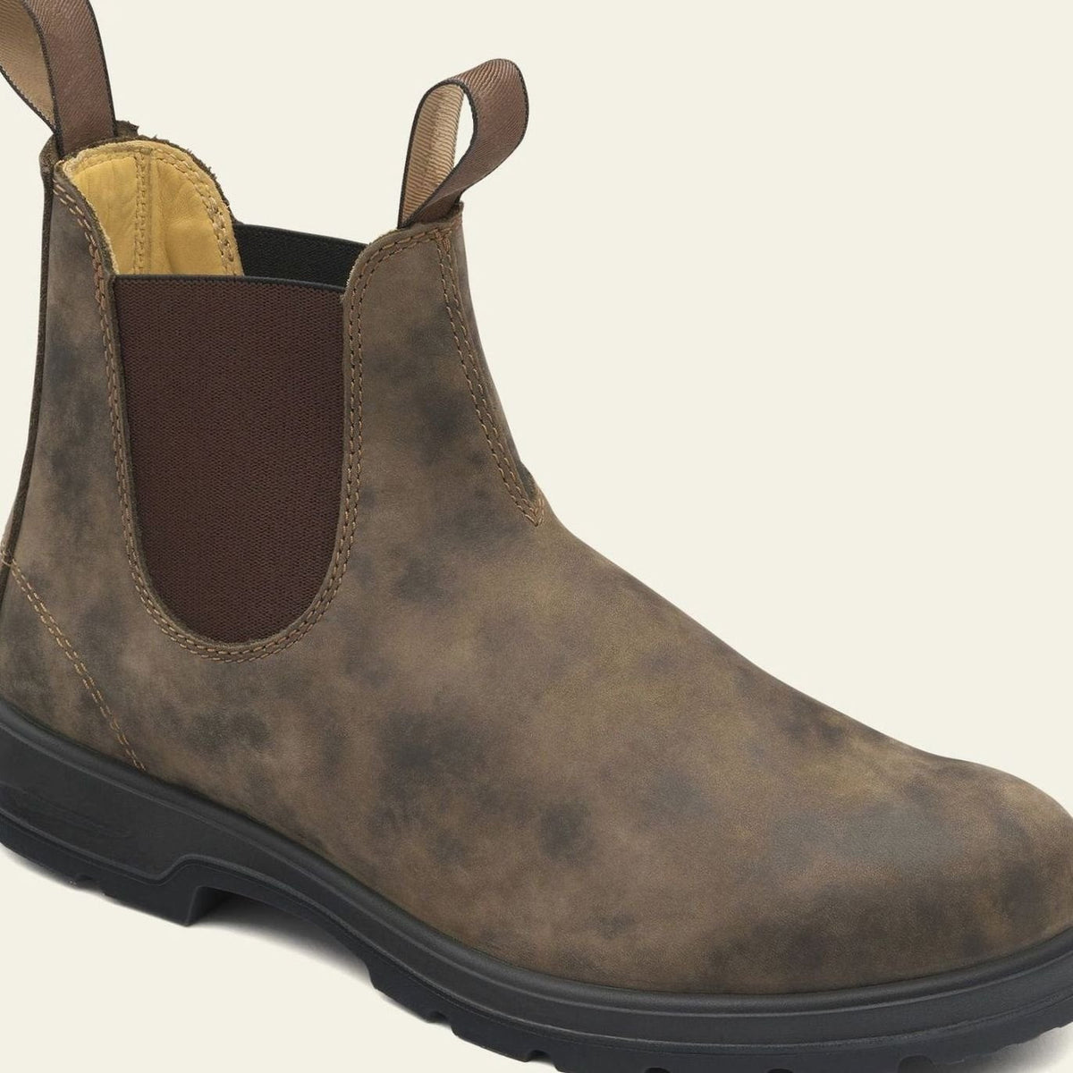Detailansicht der Zuglasche an einem Herren-Chelsea-Boot