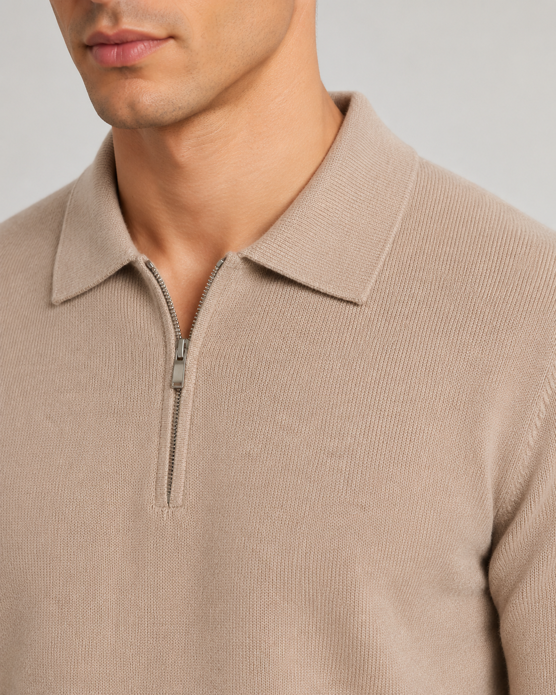 Detailaufnahme des Viertelreißverschlusses am Herrenpullover