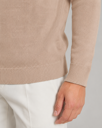 Herrenpullover mit feiner Strickstruktur und klassischem Kragen